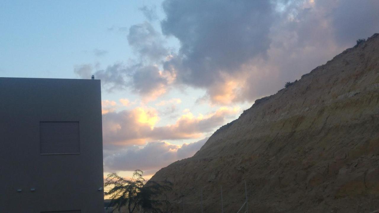 הבית ליד המצוק By The Cliff Mitzpe Ramon Exteriör bild